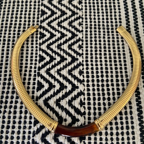 Gold collar necklace with tortoise inset - Picture 3 of 4